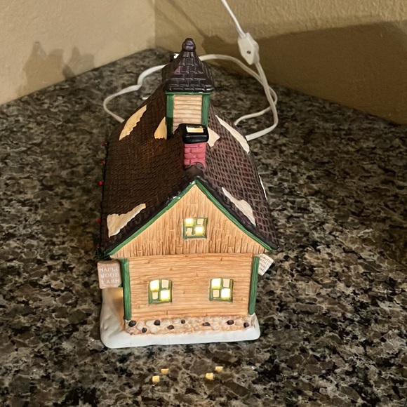 1994 CHRISTMAS VALLEY COLLECTIBLE MAPLEWOOD FARM LIGHTED BUILDING - Picture 3 of 12